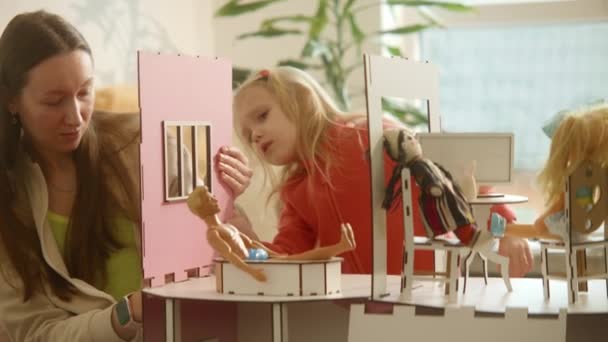 Mutter Und Süße Tochter Basteln Ein Puppenhaus Details Von Wänden — Stockvideo