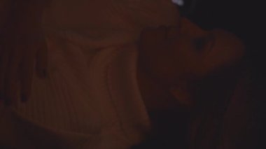 Hayalperest düşünceli kadın yüzüne, arabada uzanan güzel bayana, geçen arabaların ışıklarına, gece sahnesine yakın. Yalnız olmak, beklemek ve hayal kurmak. Yüksek kalite 4k görüntü