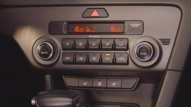 Mans手用空气控制面板 按下按钮 调整车体空调 关闭车体气候控制面板 高质量的4K镜头 — 图库视频影像