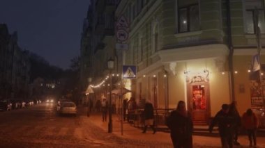 Gece şehir merkezinde ilerlemek, sıcak atmosferik caddeleri izlemek, binaların ve sokak lambalarının önünden yavaşça geçmek. Yüksek kalite 4k görüntü