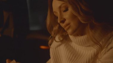 Romantik bir kadının arabada oturduğunu, beyaz gül koktuğunu ince ellerle ışık saçtığını yakından görmek. Aşık olmak, hayal kurmak ve bir randevu beklemek. Sarışın kadın portresi. Yüksek kalite 4k görüntü