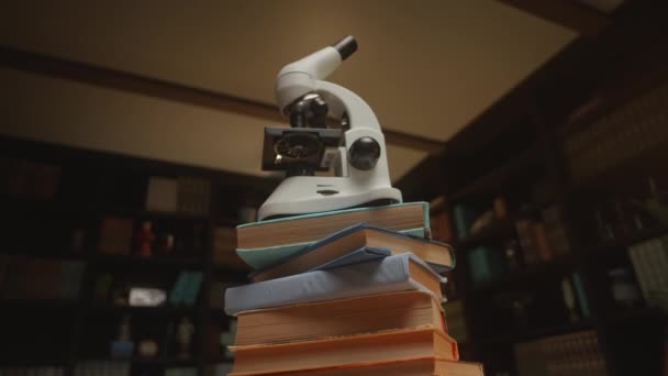 어두운 코너의 스택에 도서관에서 현미경에 고품질 — 비디오