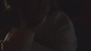 Düşünceli kadın yüzü, camdan bakan manzara, arabada oturan güzel bayan, dışarıda ışıklar yanıp sönüyor, gece sahnesi. Yalnız olmak, beklemek ve hayal etmek, en iyisini ummak. Yüksek kalite 4k görüntü