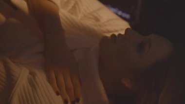Hayalperest düşünceli kadın yüzüne, arabada uzanan güzel bayana, geçen arabaların ışıklarına, gece sahnesine yakın. Yalnız olmak, beklemek ve hayal kurmak. Yüksek kalite 4k görüntü