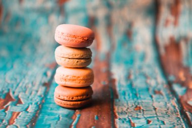 ahşap zemin üzerinde macarons