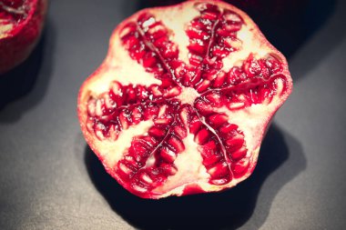 Taze nar, yarım meyve dilimi.