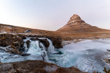 Kirkjufell Dağı ve Şelale Kirkjufellfoss, Snaefellsnes Yarımadası, Avrupa
