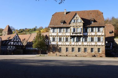 Kahve çekirdekleri ve bir fincan kahve.