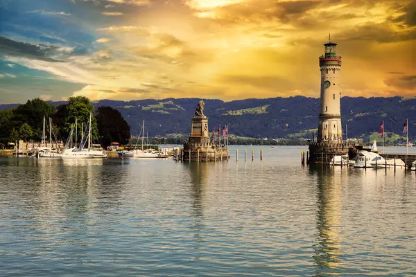 Lindau şehrinin Constance Gölü, Bodensee, Bavyera, Almanya ve Avrupa 'daki Picturesque limanı