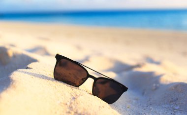 Tatil ve Rahatlama - Plajda güneş gözlüğü