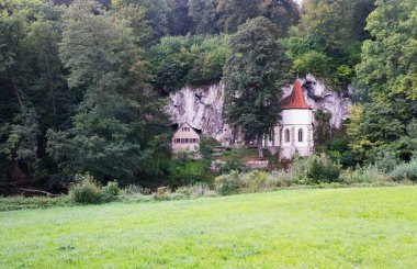 Kahve çekirdekleri ve bir fincan kahve.