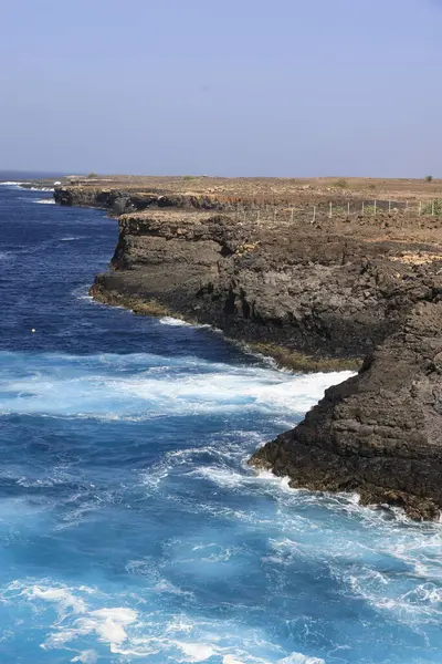 Buracona 'daki sahil şeridi, Mavi Göz ya da Afrika' daki Sal Adası 'ndaki Olho Azul.