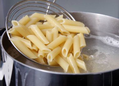 Penne Makarnası sıcak suda kaynatılacak.