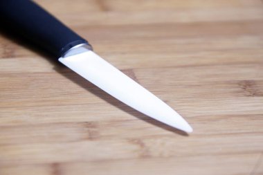 Tahta tabakta Seramik Bıçak