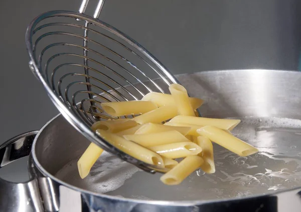 Penne Makarnası sıcak suda kaynatılacak.