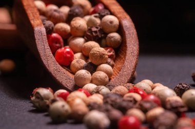 Tahta kaşıkta farklı biber çeşitleri..