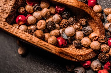 Tahta kaşıkta farklı biber çeşitleri..