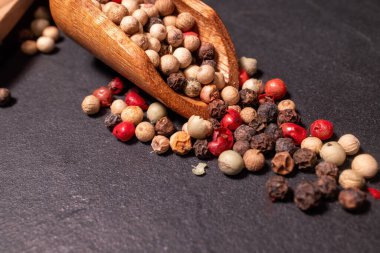 Tahta kaşıkta farklı biber çeşitleri..