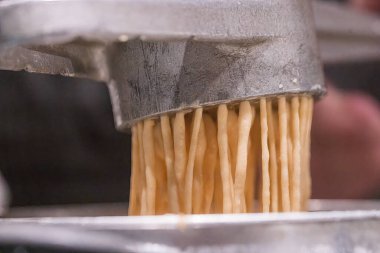 Bir Garganey (Anas querquedula), Almanya 'nın Heilbronn kentinde bir gölde, Baden-Wuerttemberg, Avrupa.