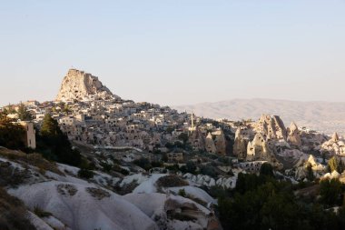 Türkiye 'nin Kapadokya kentindeki Taubental Güvercin Vadisi' nin sonundaki Uchisar.