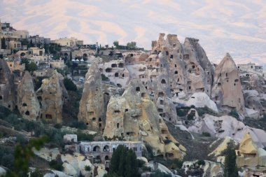 Türkiye 'nin Kapadokya kentindeki Taubental Güvercin Vadisi' nin sonundaki Uchisar.