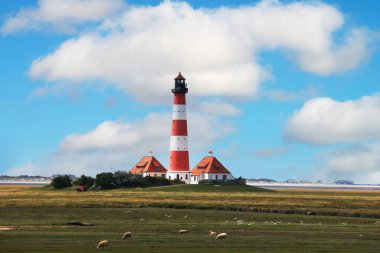 Almanya 'nın kuzeyinde Schleswig-Holstein eyâletinde Westerhever Deniz Feneri.