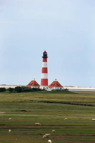 Almanya 'nın kuzeyinde Schleswig-Holstein eyâletinde Westerhever Deniz Feneri.