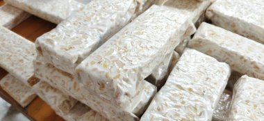 Tempe mentah: Çiğ tempeh, Endonezya 'dan pişmemiş soya fasulyesi keki.