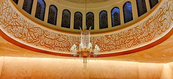 Surakarta Indonésia Março 2023 Lustre Dentro Mesquita Sheikh Zayed Surakarta — Fotografia de Stock