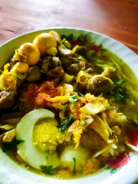 Soto Lamongan, Lamongan, Doğu Java 'da yetişen tipik bir tavuk türü. Soto Lamongan en lezzetli soto olarak bilinir çünkü diğer sotoda bulunmayan karides koya serpiştirme özelliğine sahiptir..