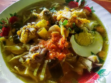 Soto Lamongan, Lamongan, Doğu Java 'da yetişen tipik bir tavuk türü. Soto Lamongan en lezzetli soto olarak bilinir çünkü diğer sotoda bulunmayan karides koya serpiştirme özelliğine sahiptir..