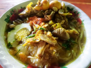 Soto Lamongan, Lamongan, Doğu Java 'da yetişen tipik bir tavuk türü. Soto Lamongan en lezzetli soto olarak bilinir çünkü diğer sotoda bulunmayan karides koya serpiştirme özelliğine sahiptir..