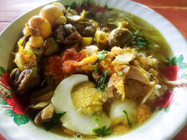Soto Lamongan, Lamongan, Doğu Java 'da yetişen tipik bir tavuk türü. Soto Lamongan en lezzetli soto olarak bilinir çünkü diğer sotoda bulunmayan karides koya serpiştirme özelliğine sahiptir..