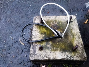 Kaldırım altında monte edilen elektrik kablosu, hafif kurulum konsepti
