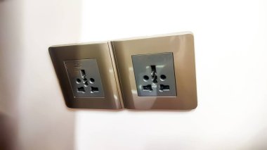 Elektrik prizleri ve prizler, trenin içindeki elektrik prizleri, yakın çekim..