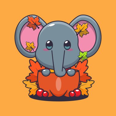 Sonbahar mevsiminde balkabağında tatlı bir fil. Maskot karikatür çizimi poster, broşür, ağ, maskot, etiket, logo ve simge için uygundur.