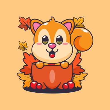 Sonbahar mevsiminde balkabağında tatlı bir sincap. Maskot karikatür çizimi poster, broşür, ağ, maskot, etiket, logo ve simge için uygundur.