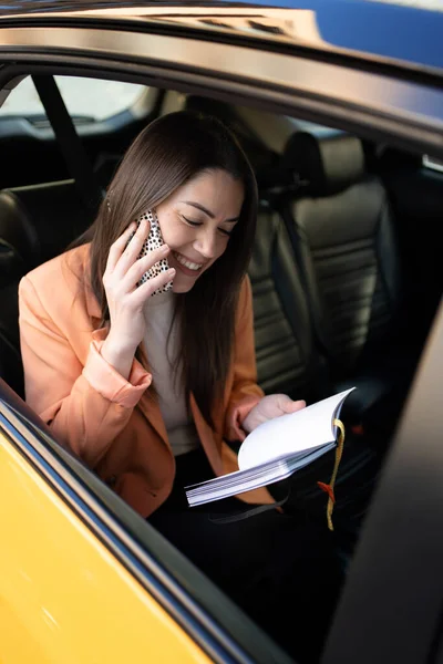 Woman Cab Barcelona City Talking Cell Phone Writing Agenda Busy — Zdjęcie stockowe