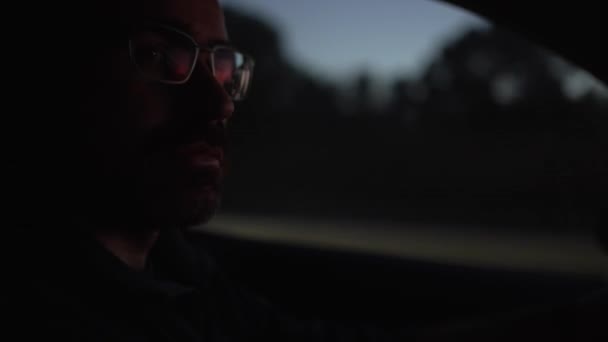 Kierowca Zbliżeniu Strzał Przedniego Siedzenia Pasażera Jazdy Autostradzie Zachodzie Słońca — Wideo stockowe