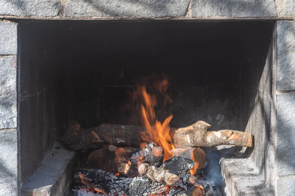 Μπάρμπεκιου Στον Εσωτερικό Κήπο Κούτσουρα Και Φωτιά Αναμμένη Πέτρες Κάλυψης — Φωτογραφία Αρχείου