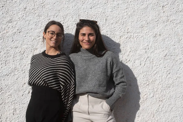 Porträt Zweier Mädchen Ihren Zwanzigern Die Die Kamera Schauen Kleidung — Stockfoto