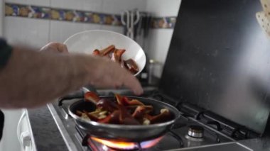 Emekli bir adamın evde tek başına yemek pişirmesi, aktif bir ihtiyarın yemek pişirmesi, 80 'lerin babasının tavada biber kızartması..