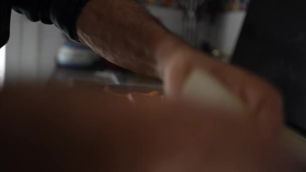 Emekli Bir Adamın Evde Tek Başına Yemek Pişirmesi Aktif Bir — Stok video