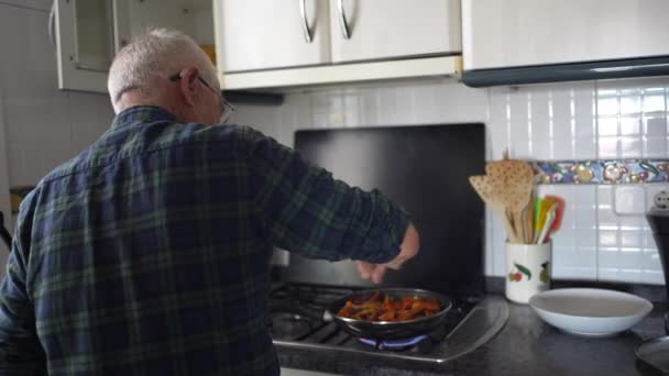 Yaşlı Adam Tek Başına Yemek Pişiriyor Yaşında Bir Adam Kızartma — Stok video