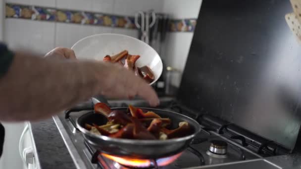 Mãos Homem Aposentado Sozinho Casa Cozinhar Homem Velho Ativo Cozinhar — Vídeo de Stock