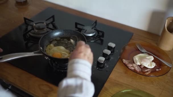 Detail Ruky Starého Muže Smažící Vejce Dávající Olej Smažení Vaječného — Stock video