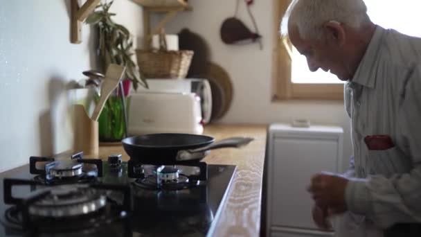 Anciano Encendiendo Fuego Gas Poniendo Aceite Sartén Pensionista Con Teléfono — Vídeo de stock