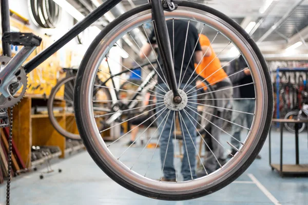Detail Eines Fahrrads Das Einer Werkstatt Hängt Durch Die Speichen — Stockfoto