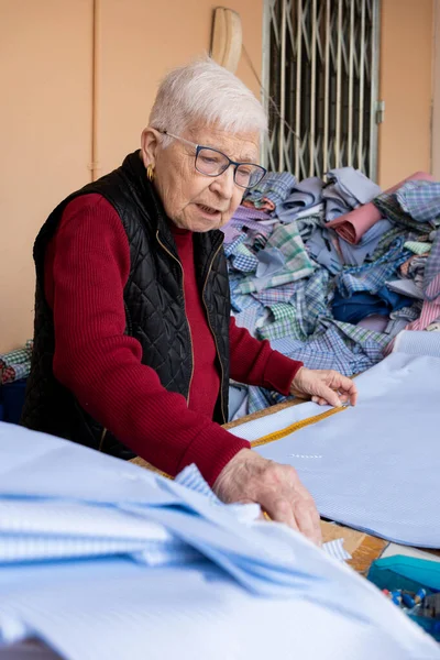 Пожилая Женщина Работает Активная Женщина Восьмидесятых Режущих Тканей Сделать Традиционные — стоковое фото