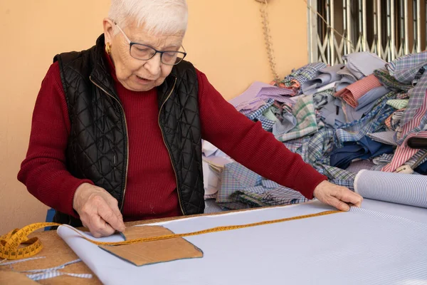 Пожилая Женщина Работающая Маркирующая Ткань Узором Ткани Шитья Традиционных Полосатых — стоковое фото